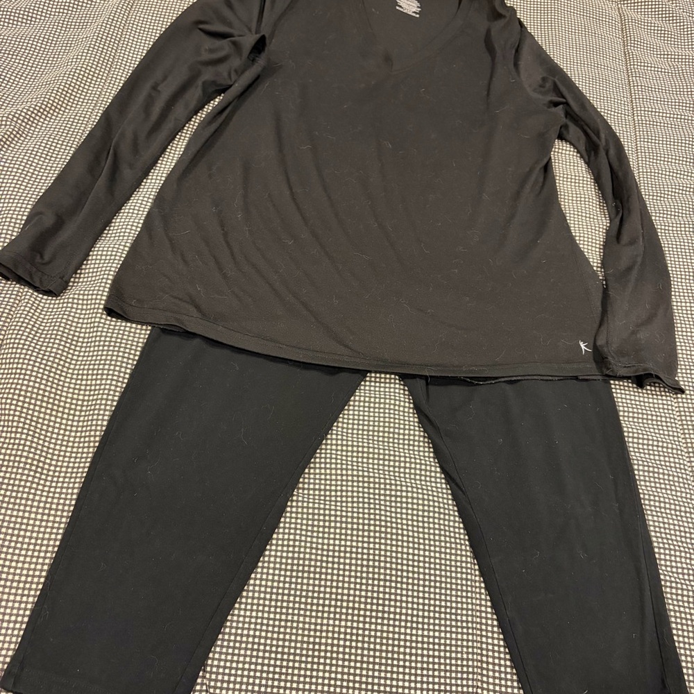 Danskin Black V-Neck Long Sleeve Top & Black Capri leggings